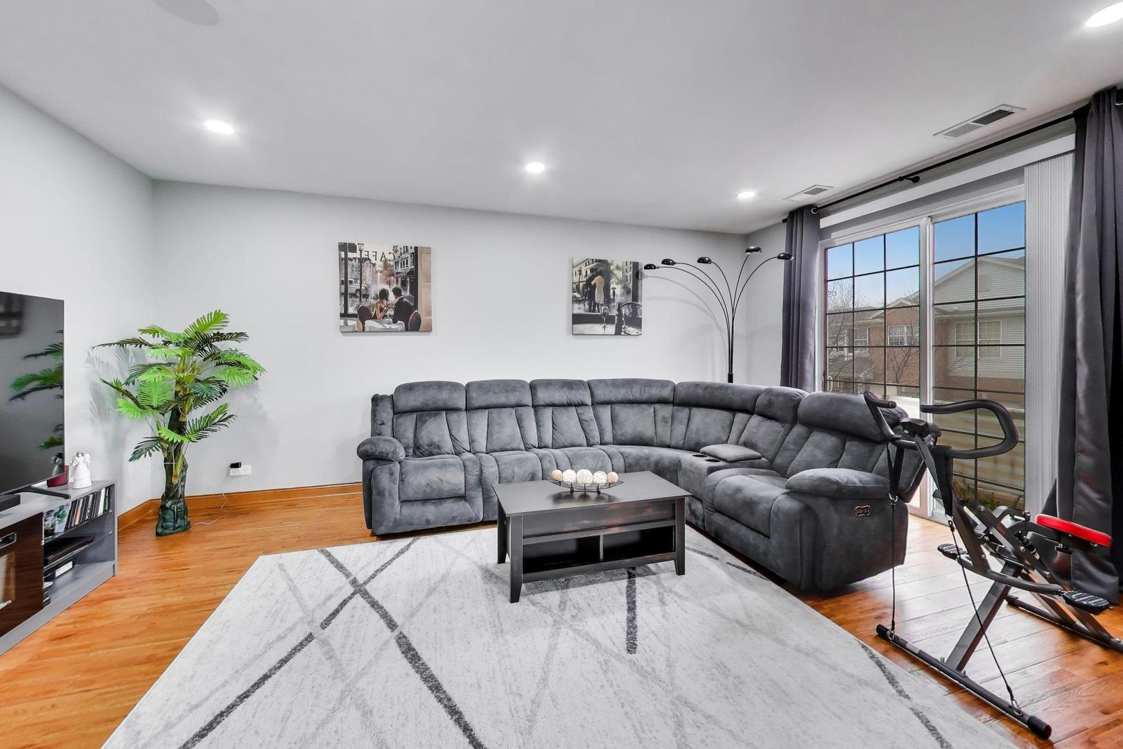 8225 Concord Lane, Unit I Justice, IL 60458 - Photo 5 of 28 a living room with furniture and a flat screen tv