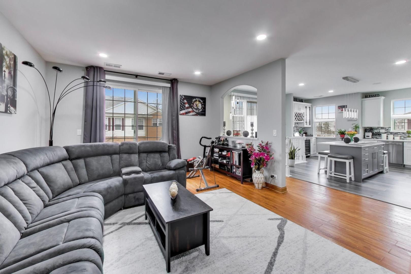 8225 Concord Lane, Unit I Justice, IL 60458 - Photo 6 of 28 a living room with furniture and a wooden floor