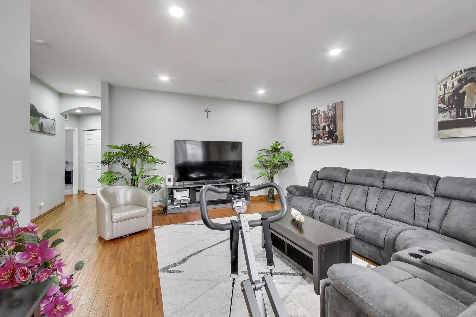 8225 Concord Lane, Unit I Justice, IL 60458 - Photo 7 of 28 a living room with furniture and a flat screen tv