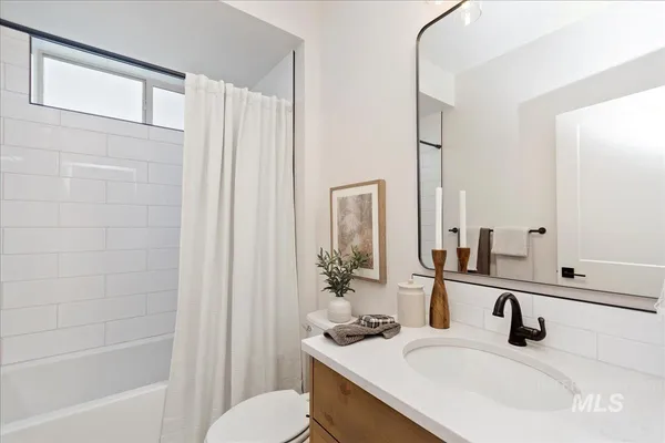 $674,900 | 7058 North Canter Trl Avenue, Meridian, ID 83646