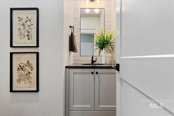 $674,900 | 7058 North Canter Trl Avenue, Meridian, ID 83646