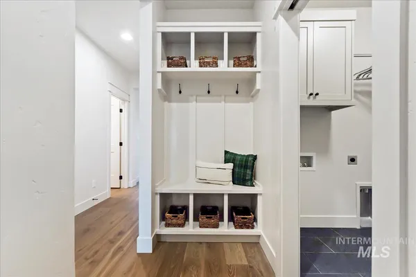 $674,900 | 7058 North Canter Trl Avenue, Meridian, ID 83646