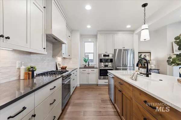 $674,900 | 7058 North Canter Trl Avenue, Meridian, ID 83646