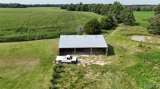 $1,068,000 | 28450 Hwy M, Middletown, MO 63359