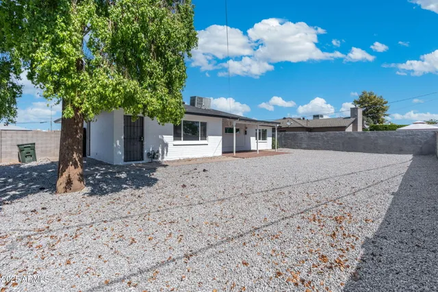 a view of a backyard