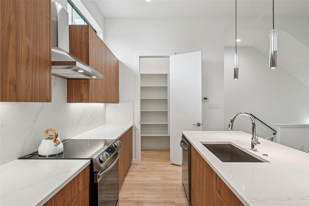 1775 Novela Way Dallas, TX 75215 - Photo 5 of 40