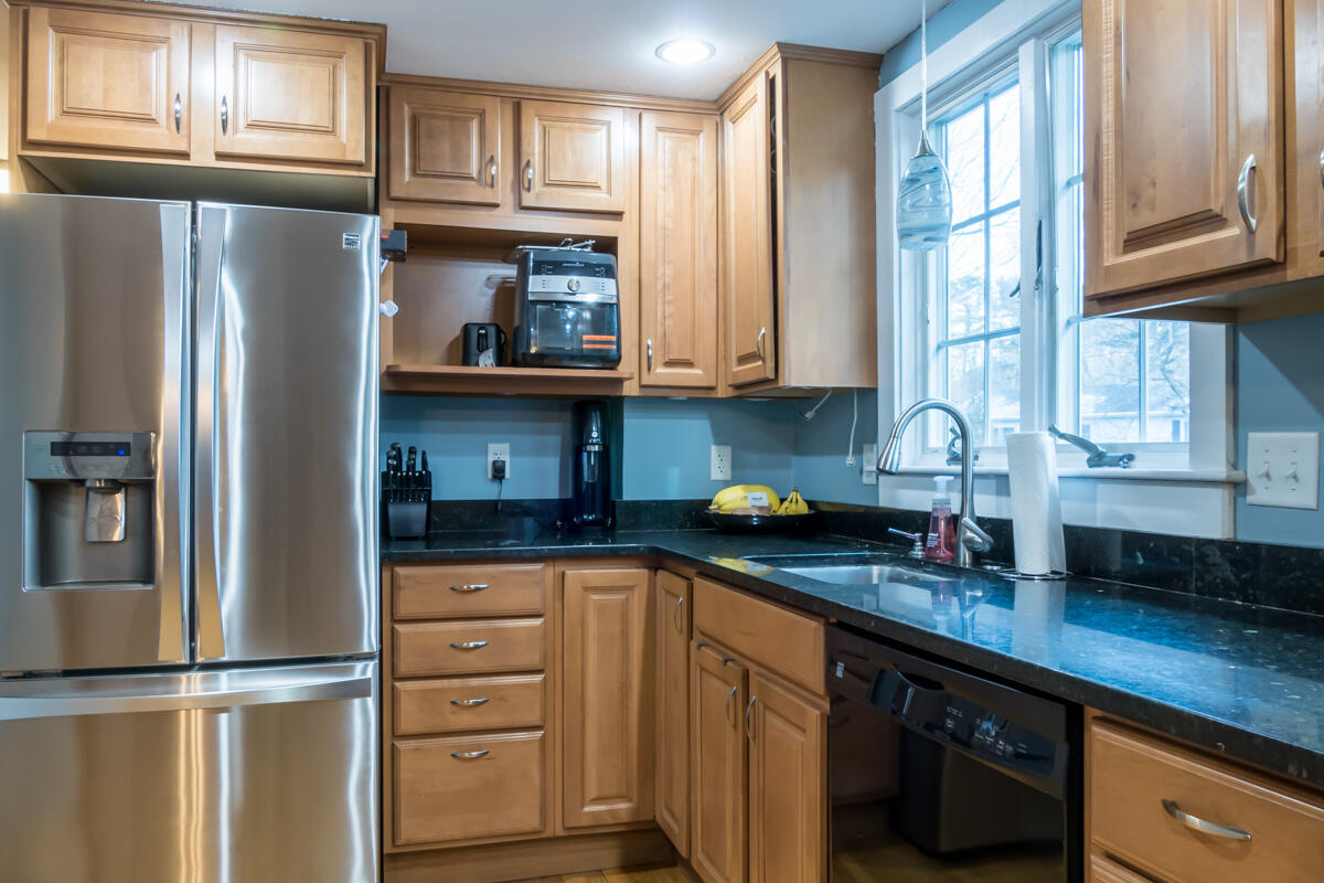 15 Old Farm Road Topsham, ME 04086 - Photo 4 of 52 21-Kitchen (5 of 8)
