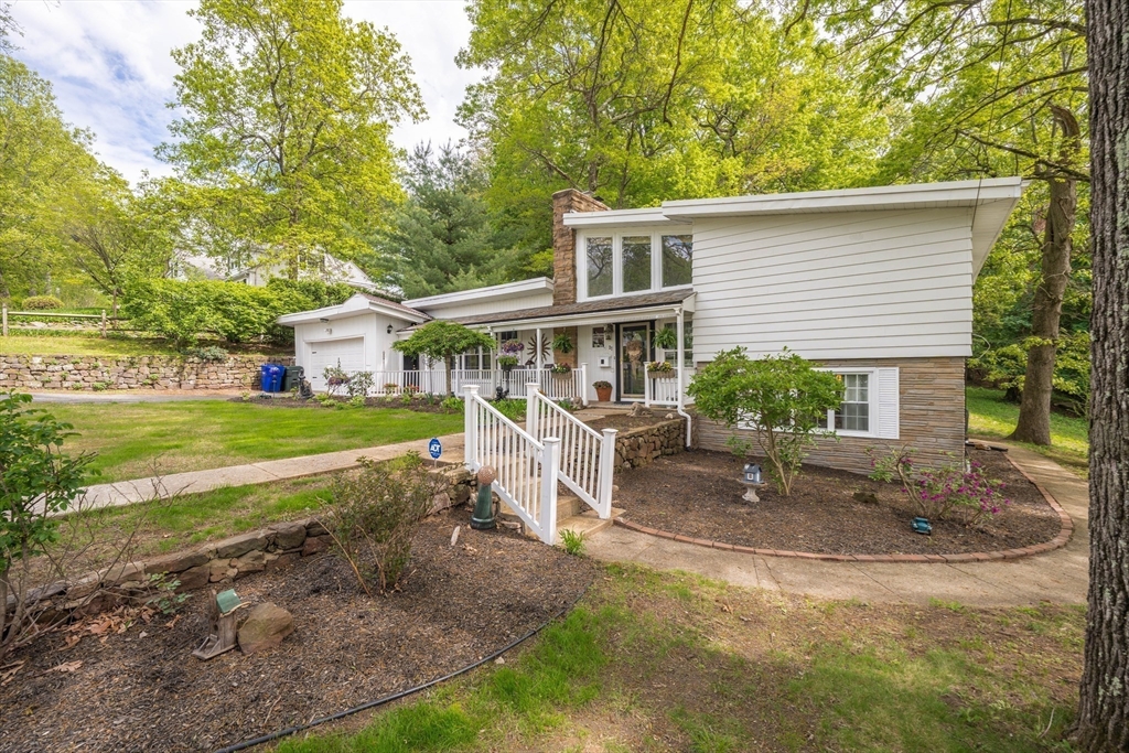 27 Overlook Drive Springfield, MA 01118 - Photo 4 of 26