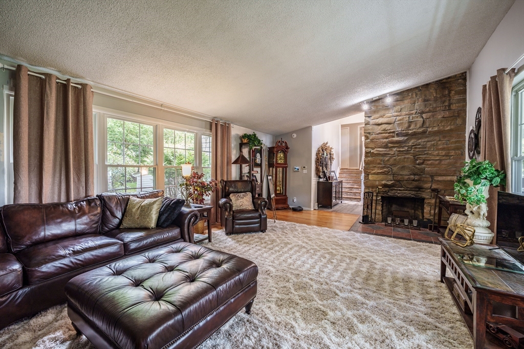 27 Overlook Drive Springfield, MA 01118 - Photo 8 of 26
