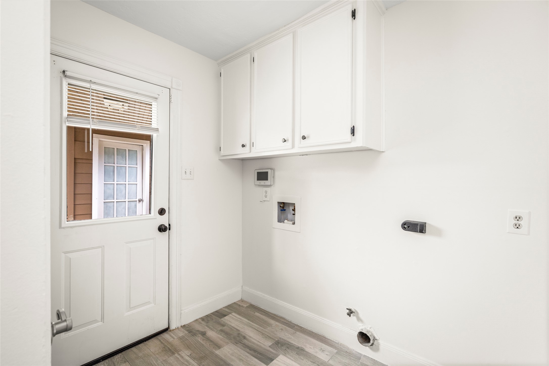 560 Landfall Lane Conroe, TX 77302 - Photo 19 of 41 Main floor laundry room with access to the backyard.