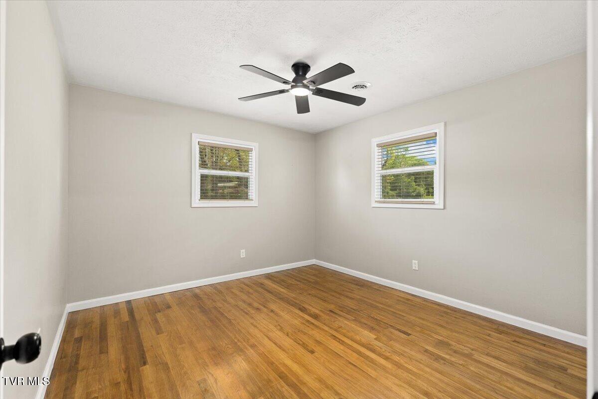 1321 Haga Road Kingsport, TN 37660 - Photo 4 of 38 05-128A3305
