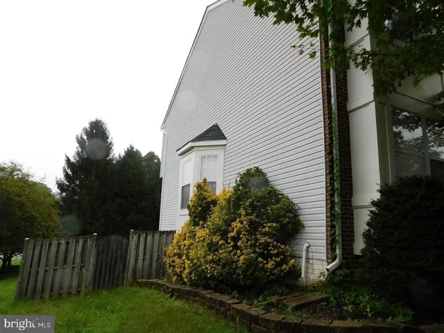 a view of a house with backyard and garden