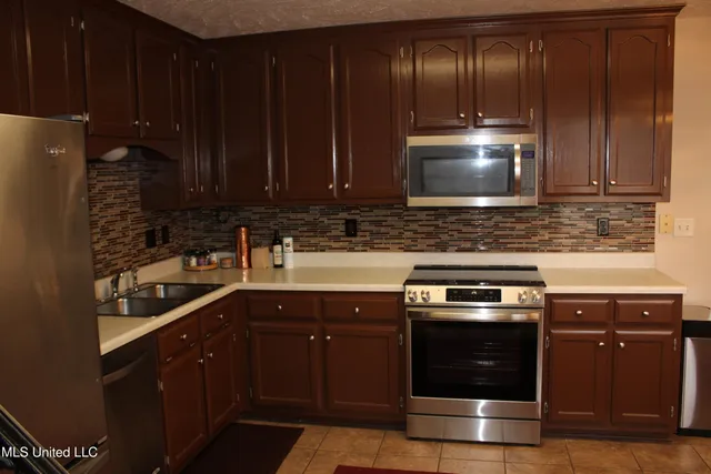 $330,000 | 6347 Braybourne Place, Olive Branch, MS 38654