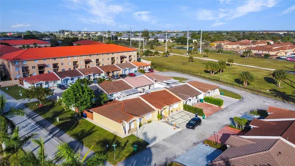 $3,350 | 7569 Northwest 173rd Terrace, Unit 7569, Hialeah, FL 33015