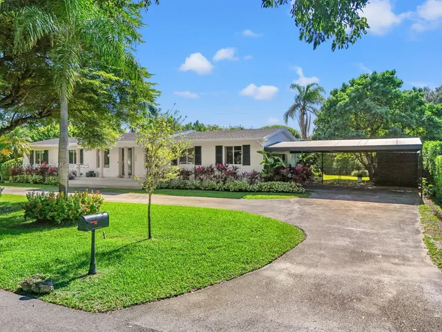 a view of house with a yard