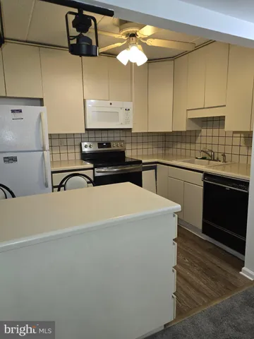 $2,000 | 154 Woodstream Drive, Unit CONDO 154, Jeffersonville, PA 19403