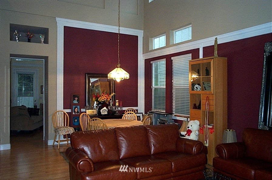 530 Chelan Place Northeast Renton, WA 98059 - Photo 3 of 11 Gallery Image 3