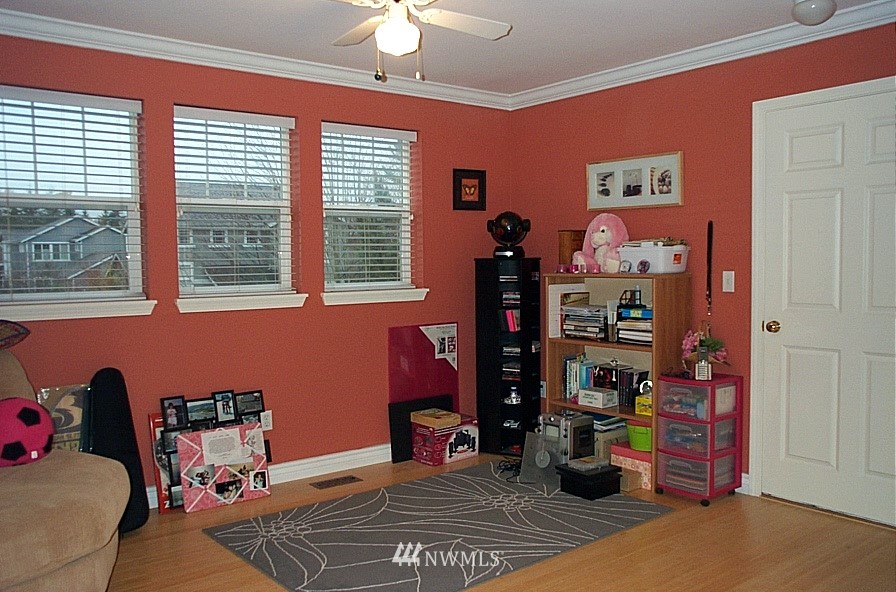 530 Chelan Place Northeast Renton, WA 98059 - Photo 9 of 11 Gallery Image 9