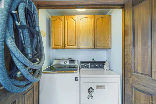 a view of livingroom with furniture