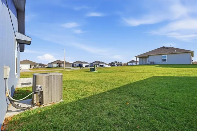 $300,000 | 423 Park Hill Drive, Tonganoxie, KS 66086