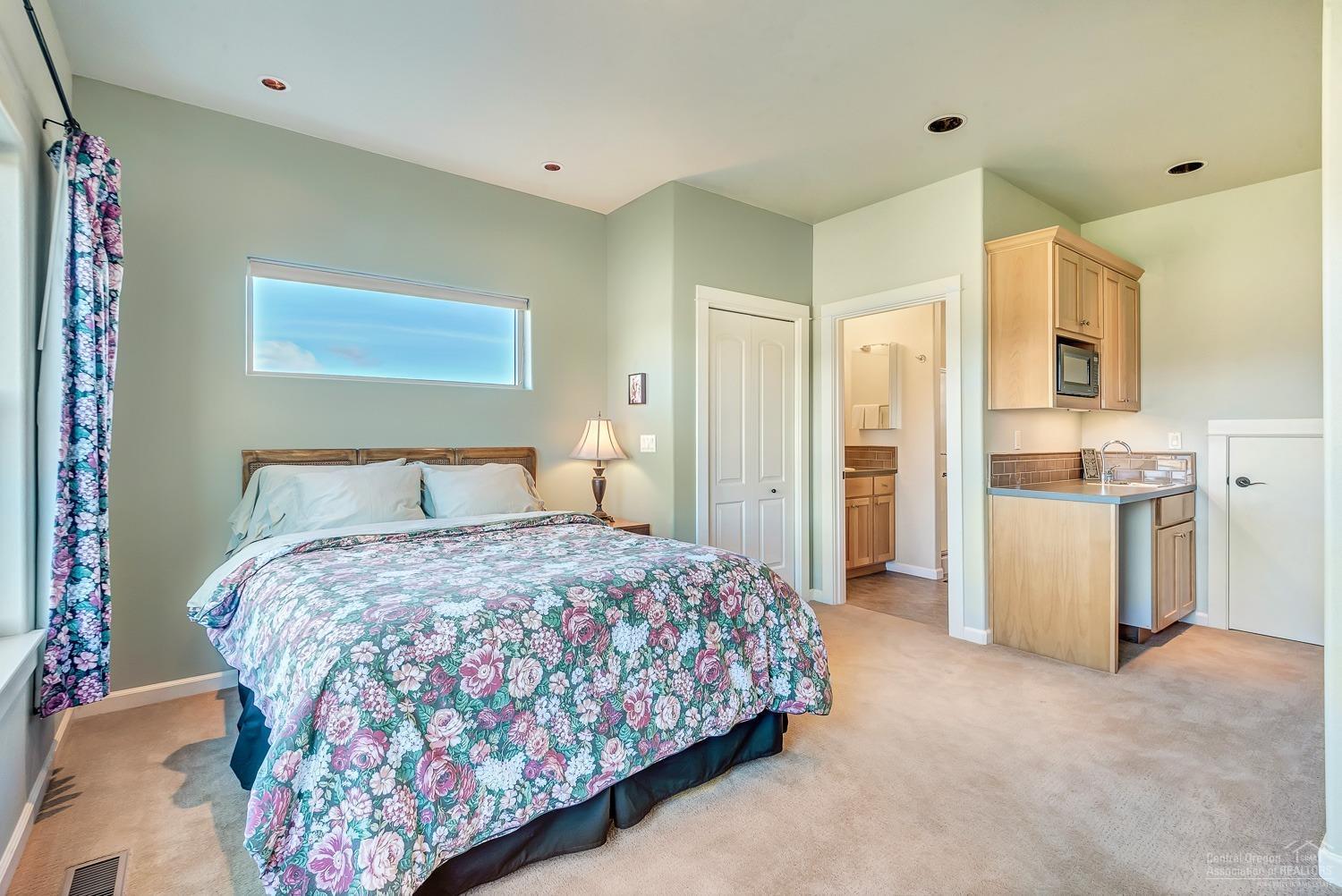 18865 Couch Market Road Bend, OR 97703 - Photo 20 of 25 Guest suite (or second master) includes