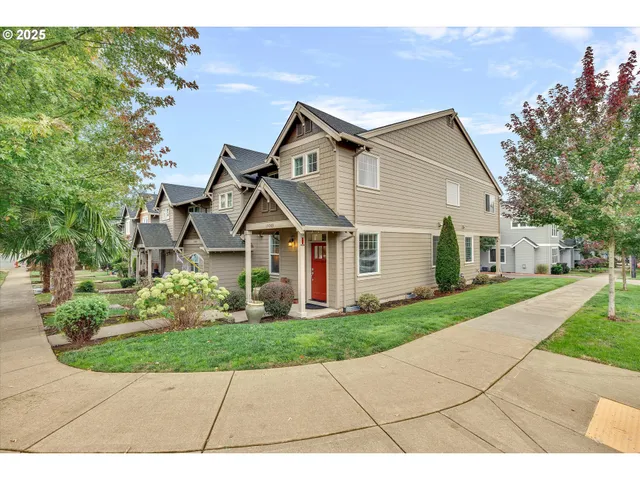 a view of a yard in front of house