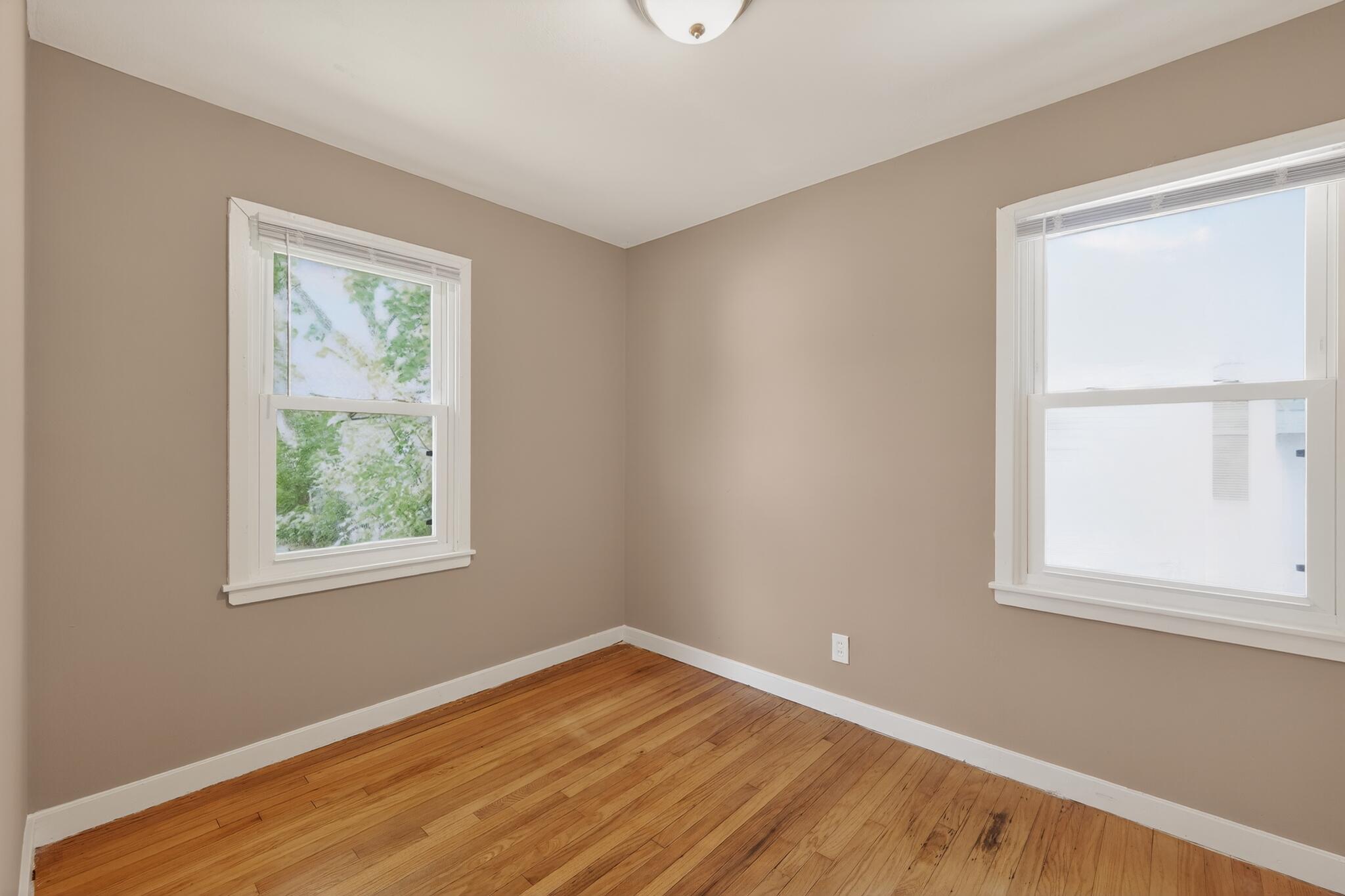5823 North 36th Street Milwaukee, WI 53209 - Photo 16 of 31 16_5823_N_36th_St-Living_room-9904