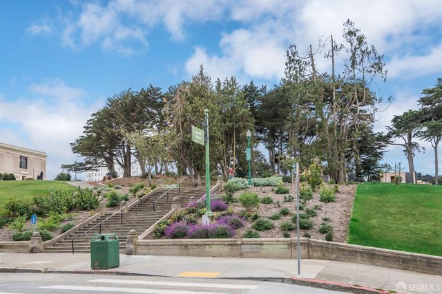 a view of a garden with flowers