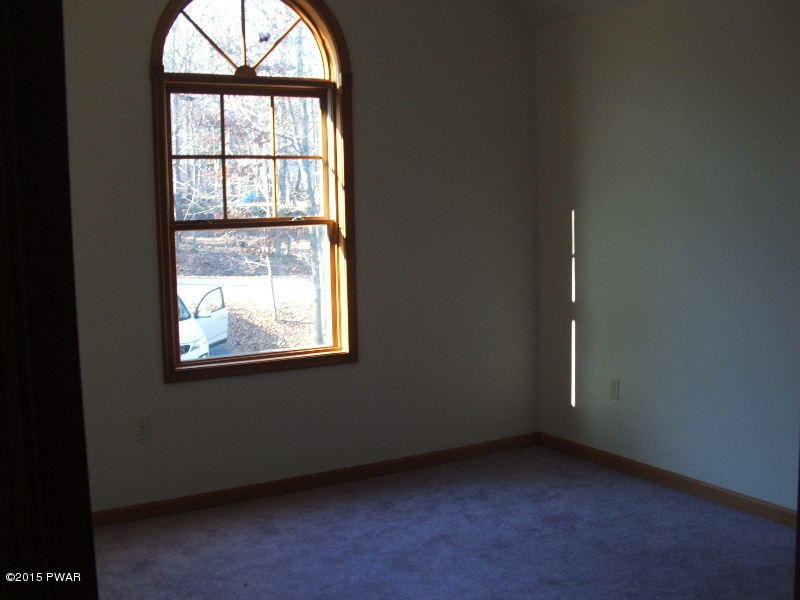 2109 Lakeview Road Bushkill, PA 18324 - Photo 3 of 9 Gallery Image 3