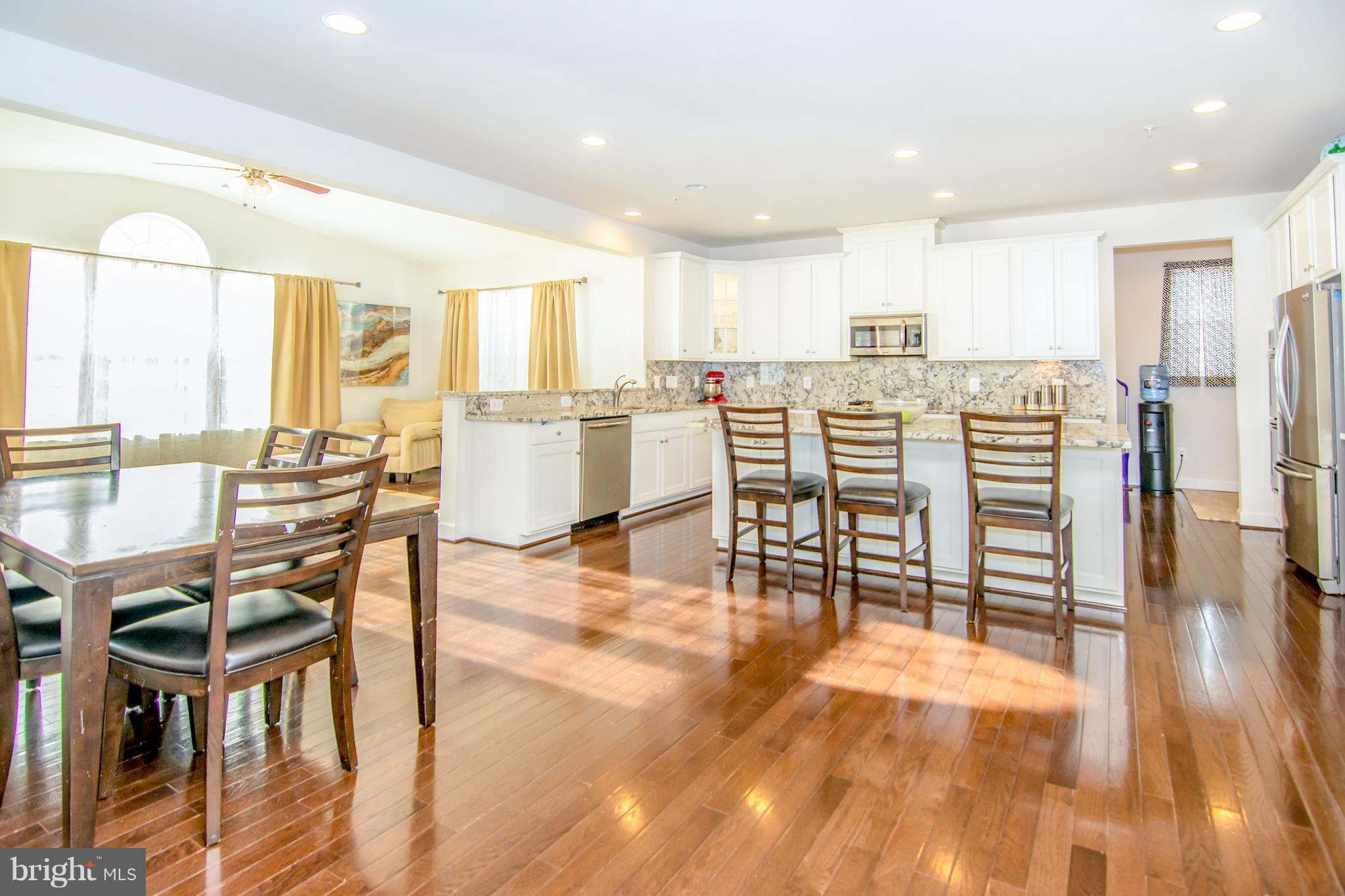 Chef's Kitchen with Stone Island and  Backsplash