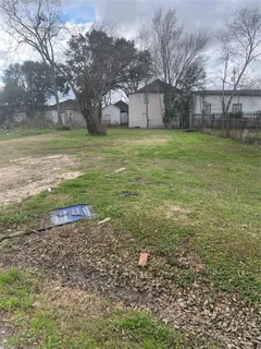 a view of a yard with a house