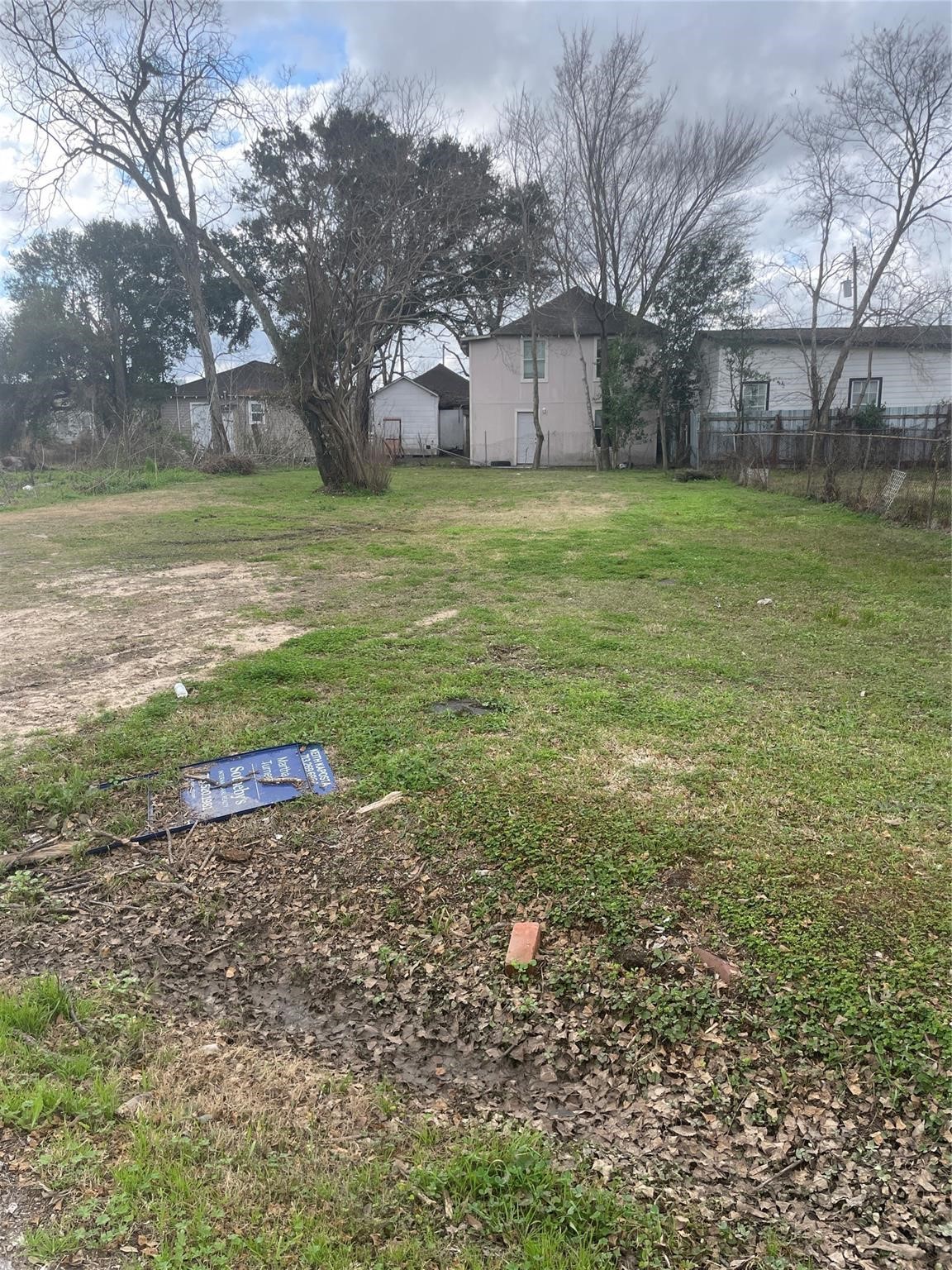a view of a yard with a house
