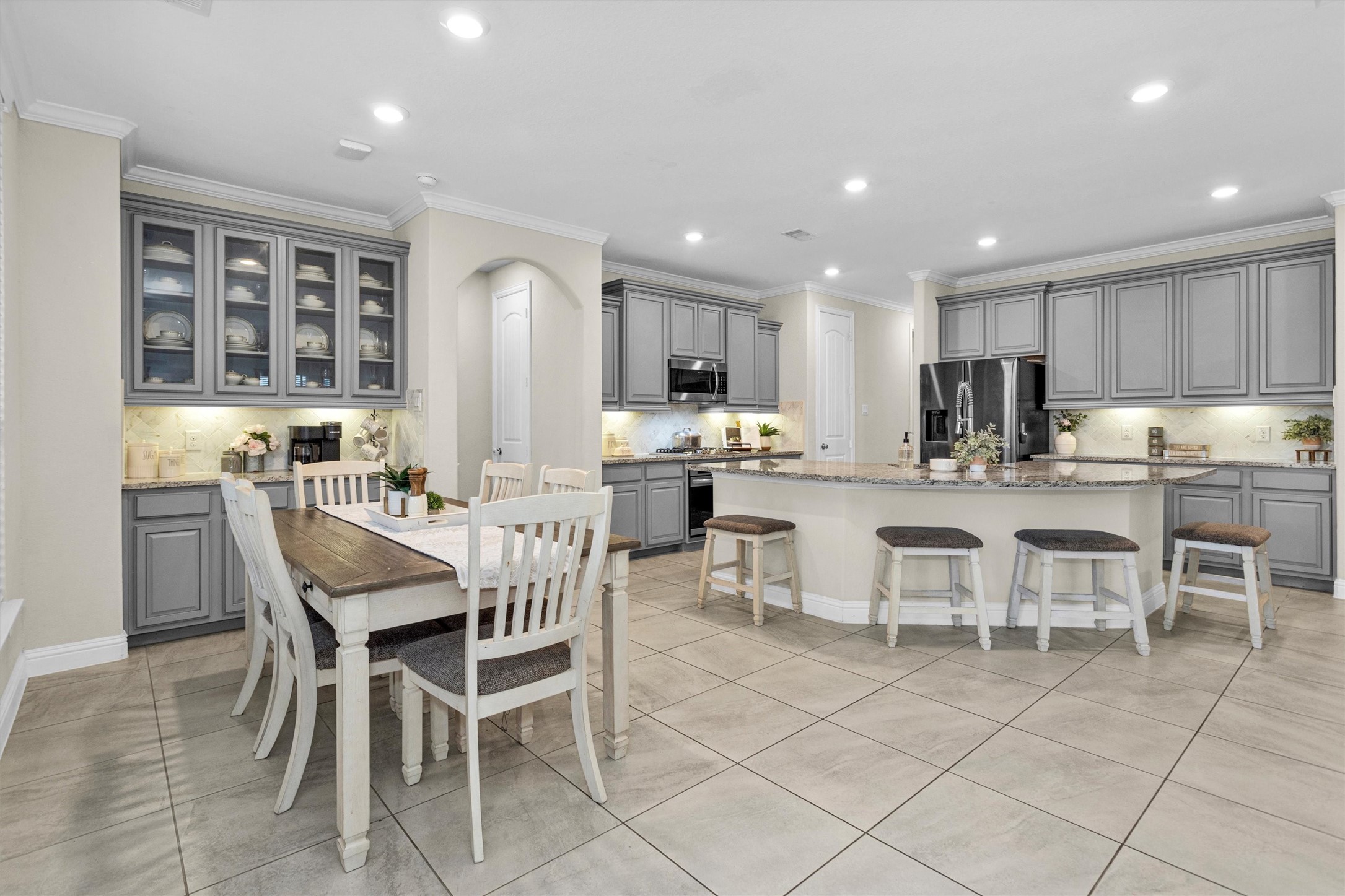 3622 Lister Drive Rosharon, TX 77583 - Photo 14 of 49 This is the kitchen the chef in your life has been dreaming of!