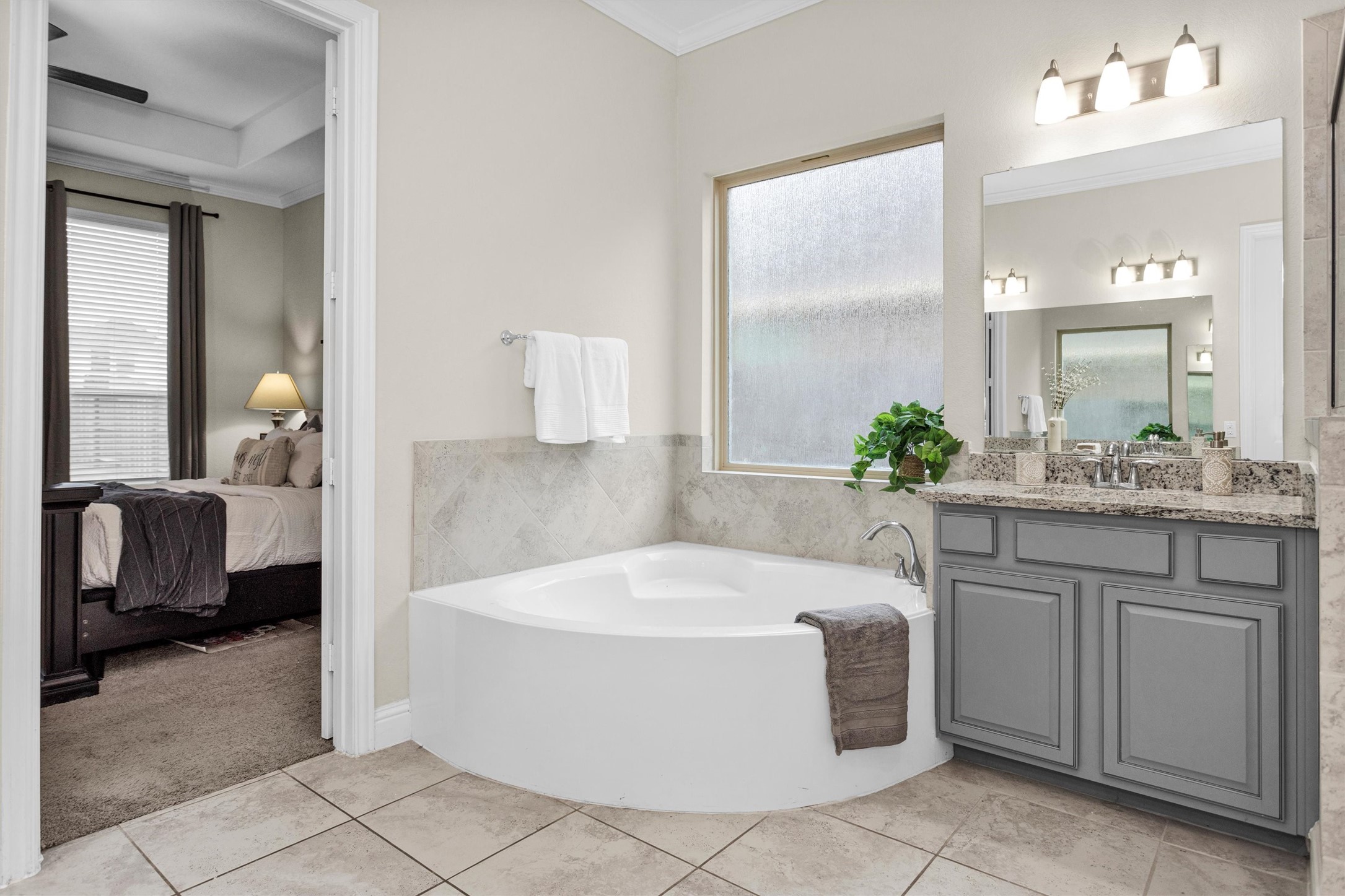3622 Lister Drive Rosharon, TX 77583 - Photo 22 of 49 Look at the large garden tub. Just waiting for you!