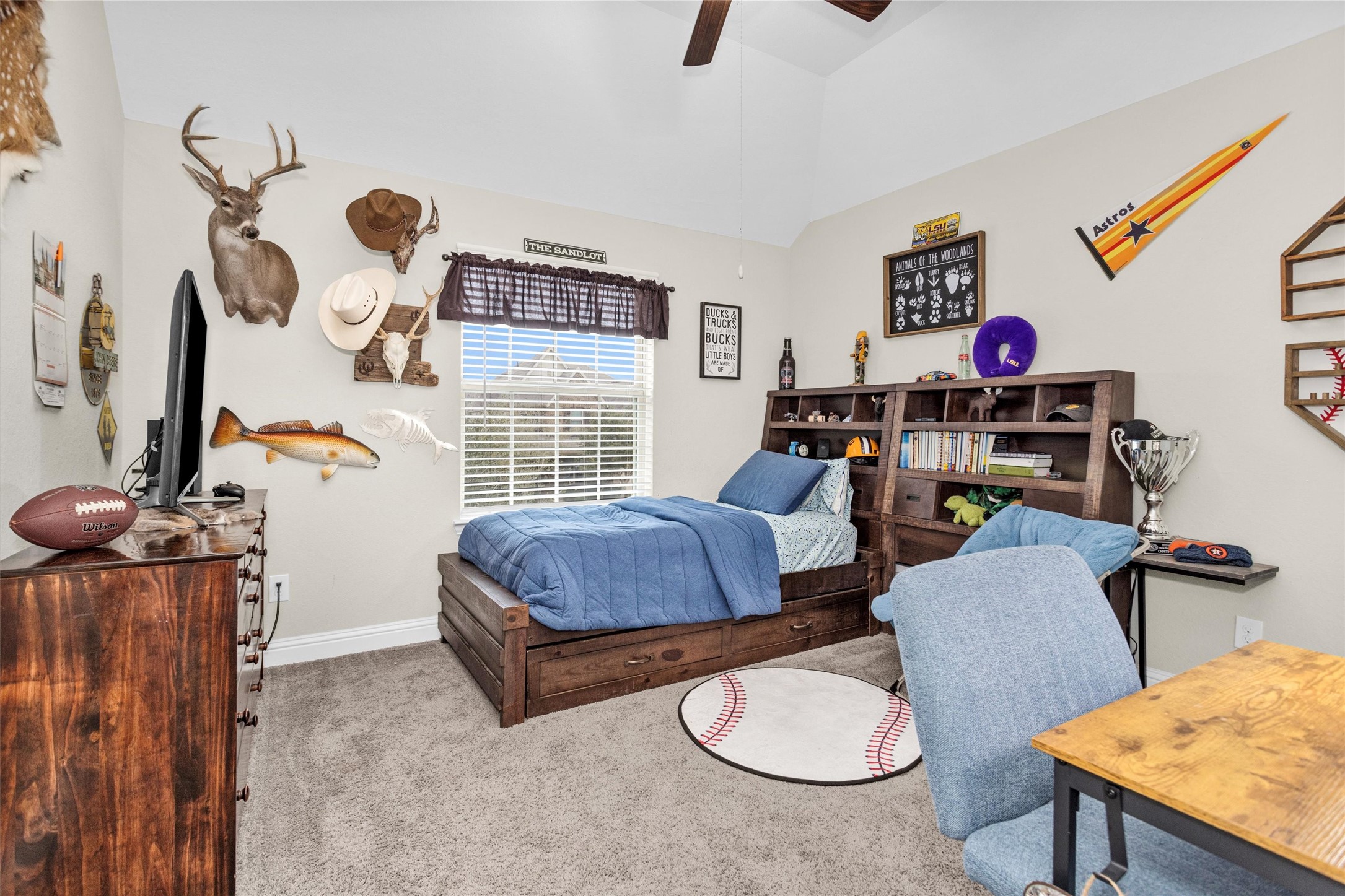 3622 Lister Drive Rosharon, TX 77583 - Photo 30 of 49 At the top of the stairs, you will turn left, then make a quick right into a small hallway that leads to the two upstairs secondary bedrooms and the 3rd full bath. This room is the room that can be found at the left of that short hallway. This room also offers a spacious walk in closet.