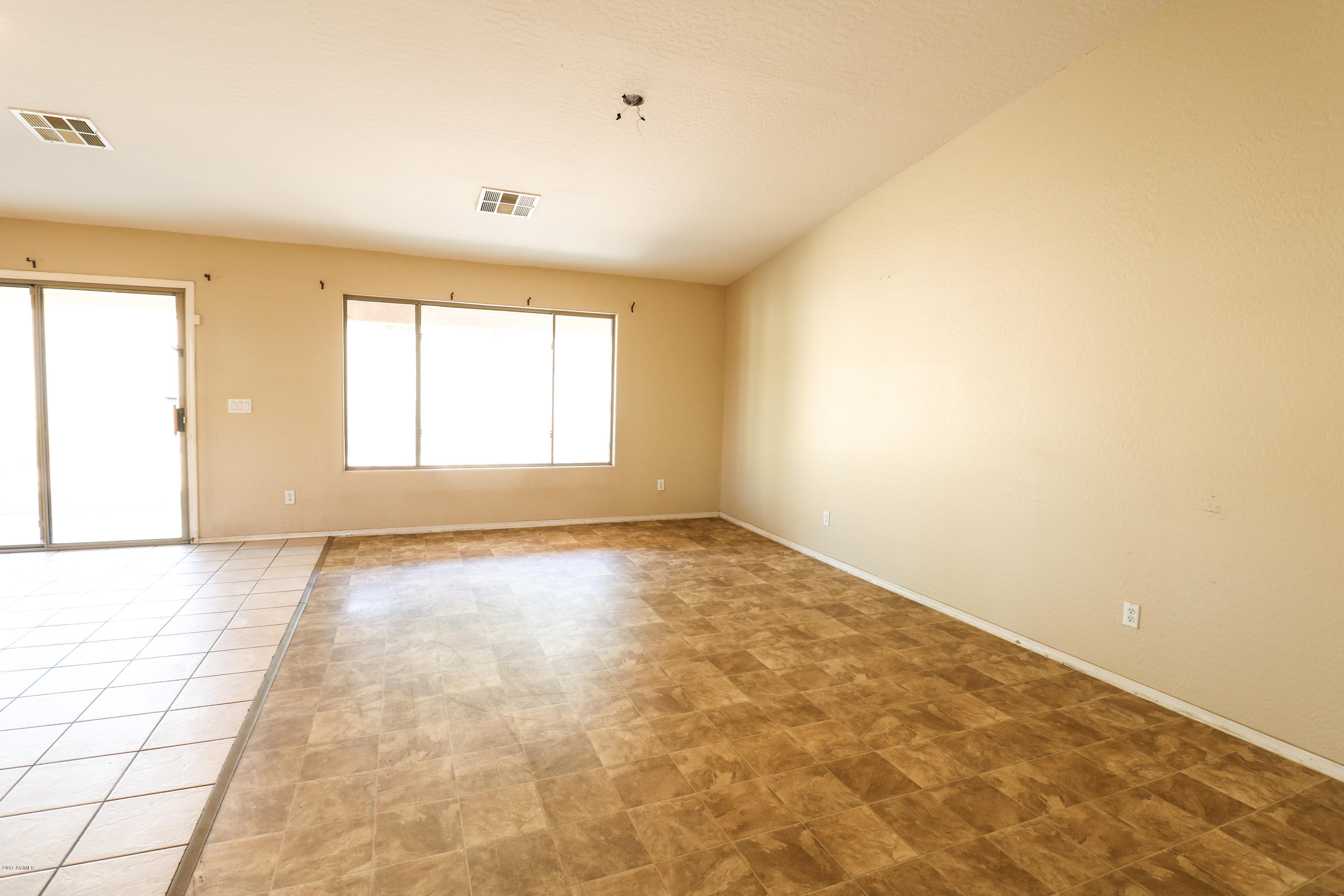 7336 West Cordes Road Phoenix, AZ 85043 - Photo 3 of 23 Living room