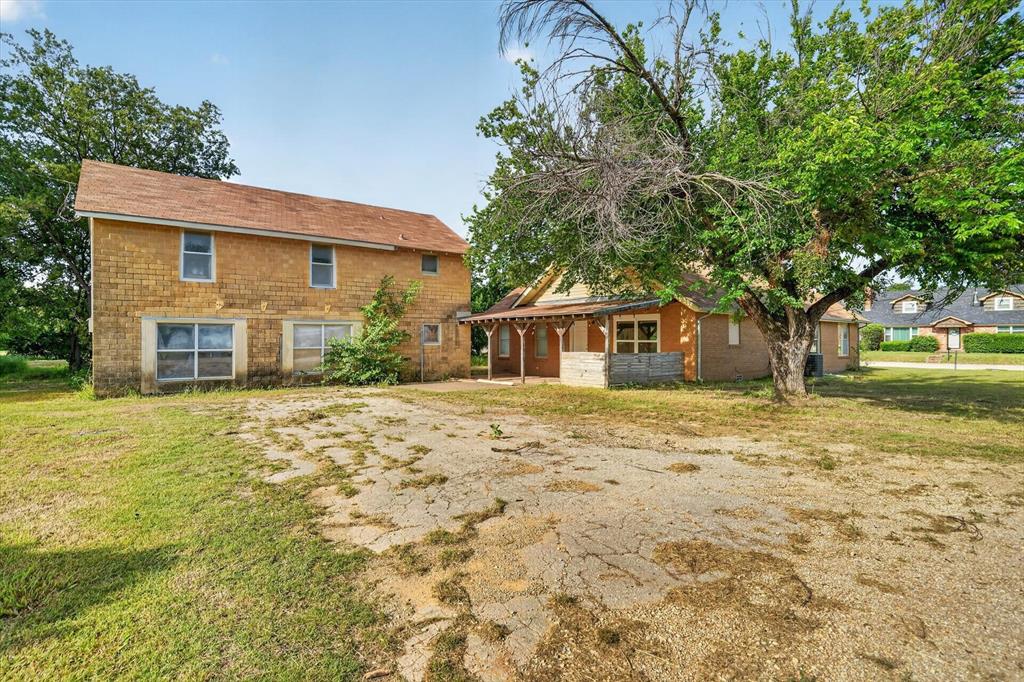 320 North 2nd Street Jacksboro, TX 76458 - Photo 2 of 16 a front view of a house with a garden