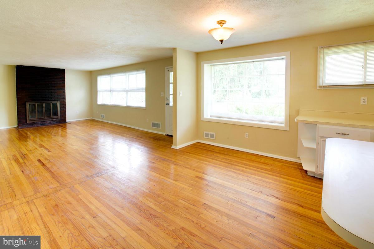 500 Overcrest Road Baltimore, MD 21286 - Photo 14 of 28 Living Room