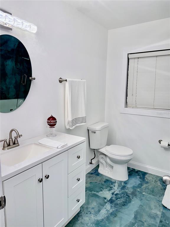 2719 West Braddock Street Tampa, FL 33607 - Photo 20 of 29 a bathroom with a toilet sink and mirror