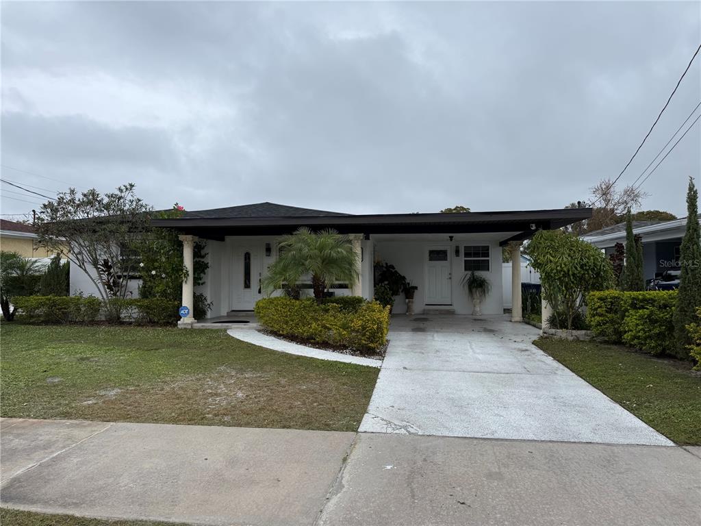 2719 West Braddock Street Tampa, FL 33607 - Photo 2 of 29 a front view of a house with a garden and plants