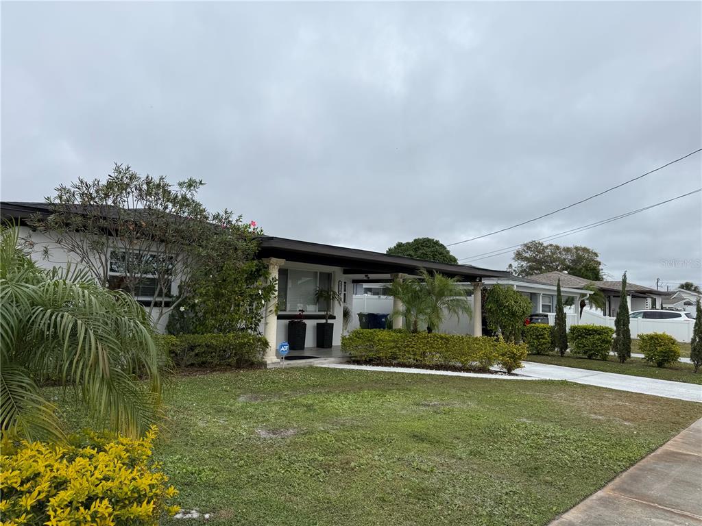 2719 West Braddock Street Tampa, FL 33607 - Photo 4 of 29 a front view of a house with a garden
