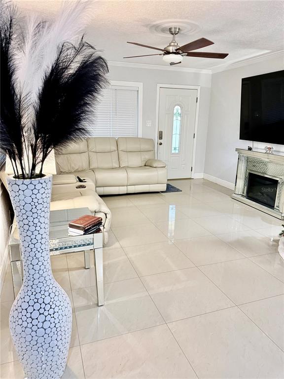 2719 West Braddock Street Tampa, FL 33607 - Photo 6 of 29 a living room with furniture and a flat screen tv