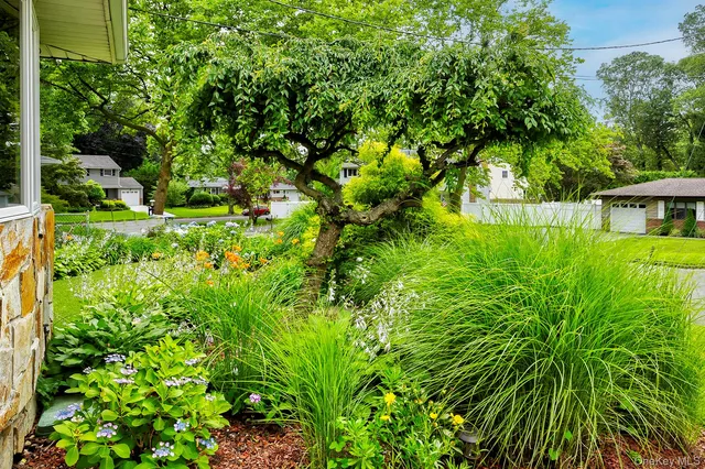 $759,000 | 7 Bartel Place, South Huntington, NY 11746