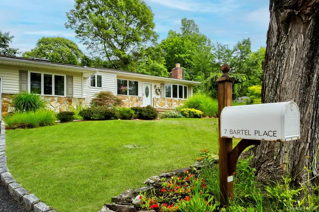 $759,000 | 7 Bartel Place, South Huntington, NY 11746