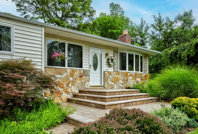 $759,000 | 7 Bartel Place, South Huntington, NY 11746