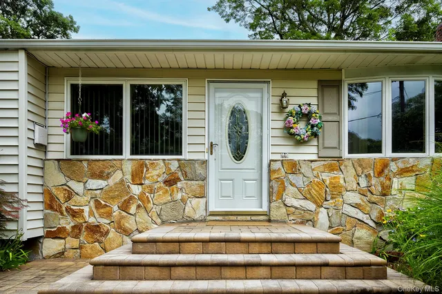 $759,000 | 7 Bartel Place, South Huntington, NY 11746