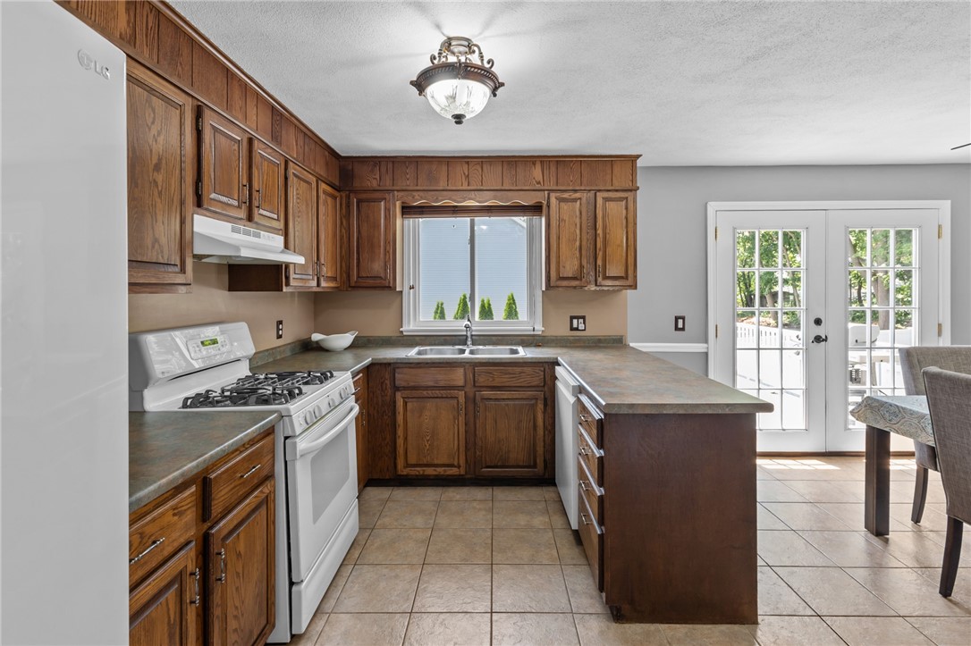 38 Bateman Avenue Cranston, RI 02920 - Photo 4 of 41