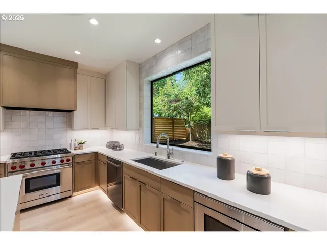 $1,565,000 | 990 Lund Street, Lake Oswego, OR 97034