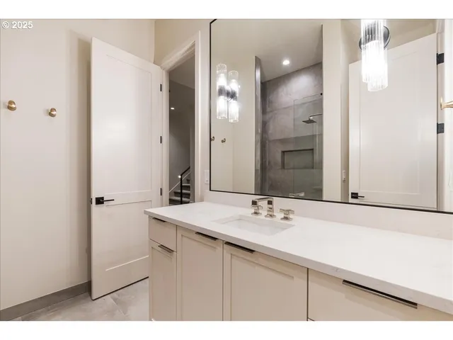 $1,565,000 | 990 Lund Street, Lake Oswego, OR 97034