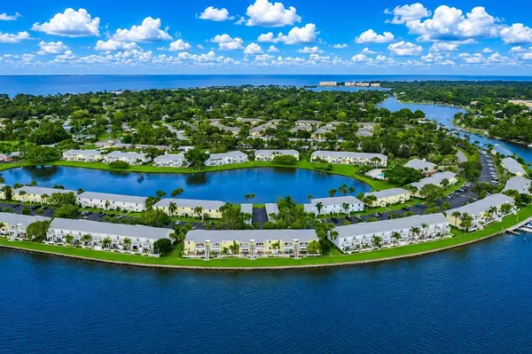 $2,450 | 121 Sea Horse Drive Southeast, Unit C, St. Petersburg, FL 33705